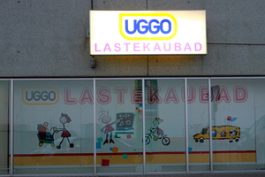1203 UGGO lastekaubad reklaamkast ja vaateaken UGGO lastekaubad reklaamkast ja vaateaken