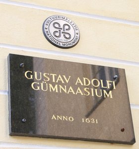 1418 Gustav Adolfi Gumnaasiumi kivist fassaadisilt Gustav Adolfi Gümnaasiumi kivist fassaadisilt