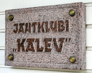 1493 Kalevi Jahtklubi kivist fassaadisilt Kalevi Jahtklubi kivist fassaadisilt