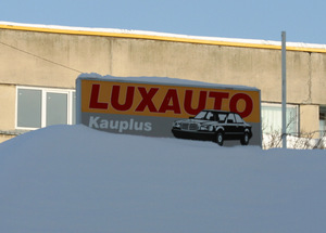 63 Lux Auto valgusreklaam maja katusel Lux Auto valgusreklaam maja katusel